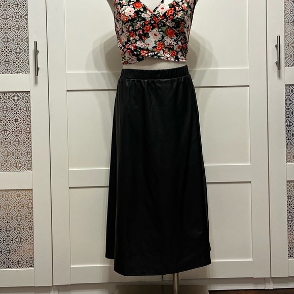 ✳️Perforated Vegan leather skirt - Picture 2 of 9